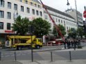 800 kg Fensterrahmen drohte auf Strasse zu rutschen Koeln Friesenplatz P31